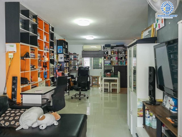 ทาวน์เฮ้าส์มือสองย่านนนทบุรี ม.พฤกษาวิลล์22 พระราม5-2 เนื้อที่มากถึง 19.5 ตร.ว. ฟังก์ชัน 3 ห้องนอน 2 ห้องน้ำ 1 ที่จอดรถ ร่มรื่น เงียบสงบ เพื่อนบ้านเป็นมิตร บนทำเลเดินทางสะดวก เชื่อมต่อหลายเส้นทาง ใกล้รถไฟฟ้าสายสีม่วง "สถานีแยกติวานนท์", สะพานพระราม 5 และทางด่วน "ศรีรัช"...